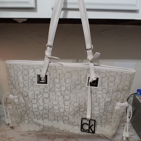 Calvin Klein Handbags - Calvin Klein Purse